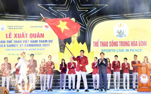 Phó Thủ tướng Lê Minh Khái thực hiện nghi thức trao cờ Tổ quốc cho Đoàn TTVN dự SEA Games 32